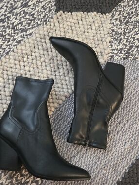NWOB STEVE MADDEN LEATHER BOOTIES. SZ 10